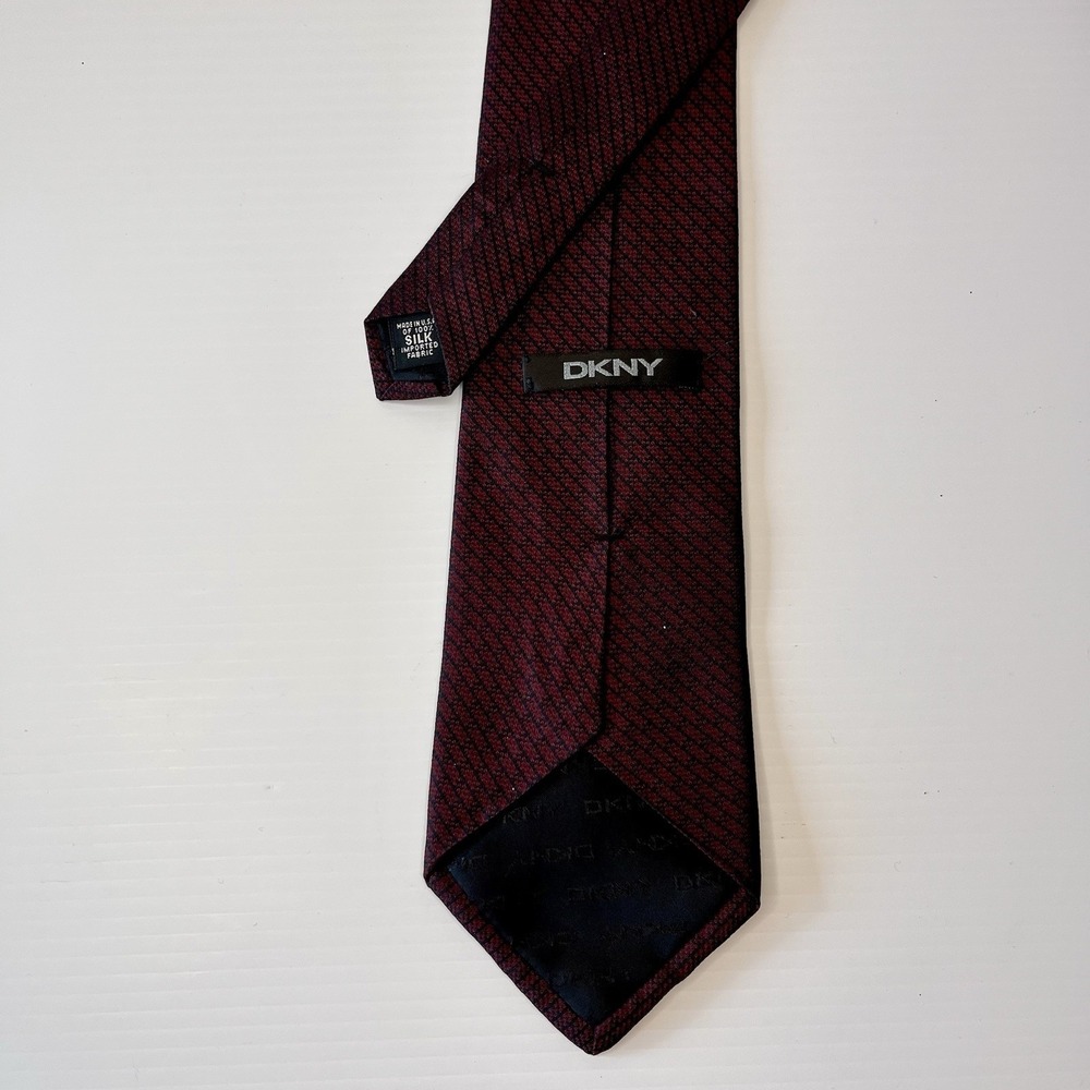 DKNY Silk Tie Burgundy Black Woven Pattern Business Formal Mens Necktie 60"